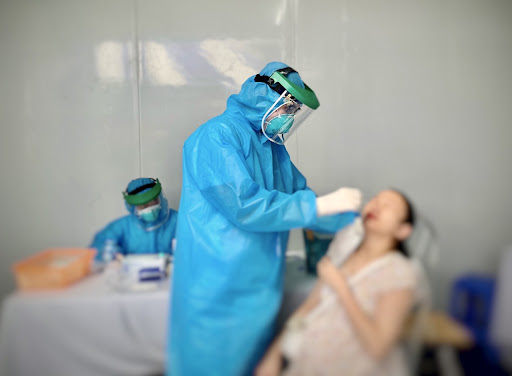 Người bệnh khám tại khu cách ly phải thực hiện test nhanh kháng nguyên COVID-19